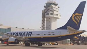 Los aeropuertos de Alicante y Tenerife Sur buscan agentes de rampa y pasaje por 2.041 euros brutos al mes