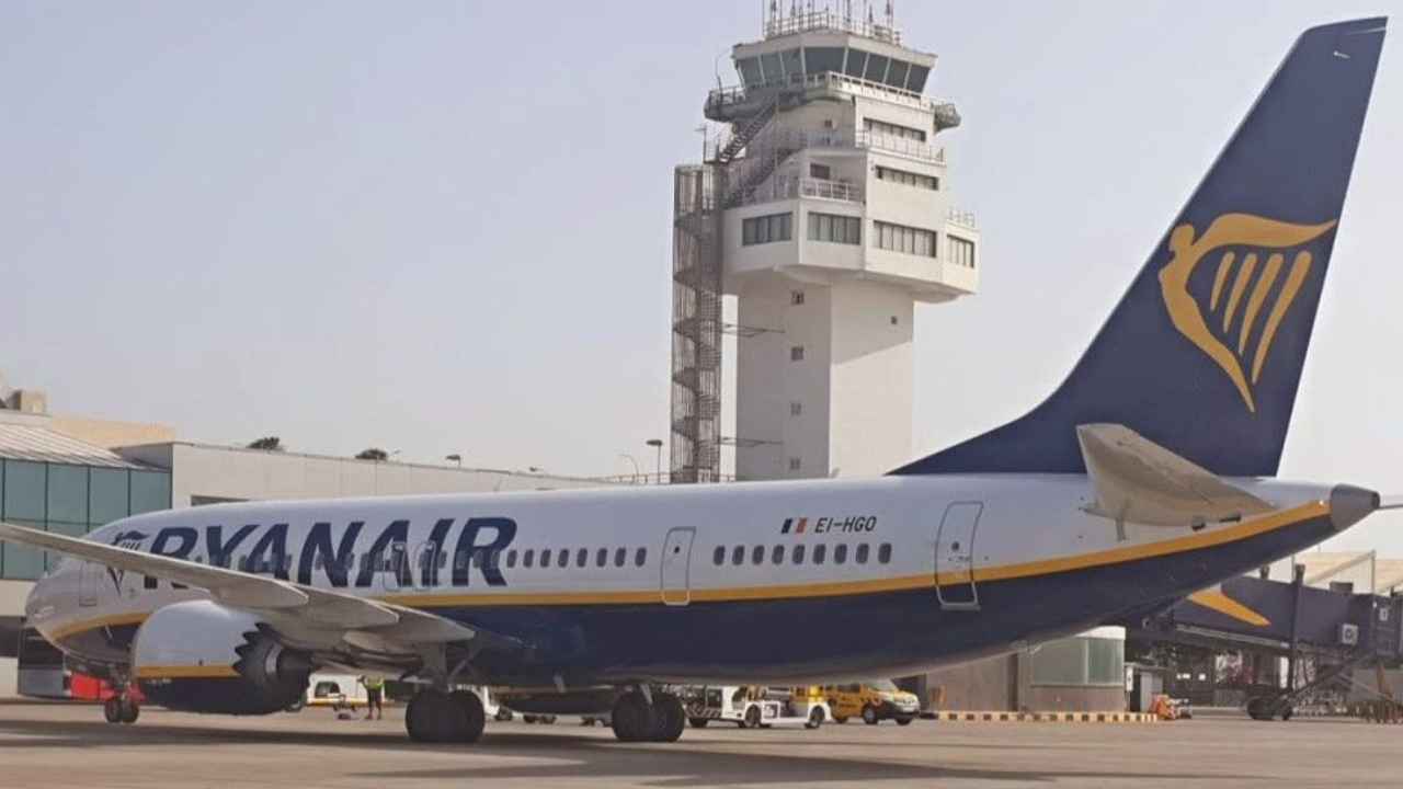 Avión de Ryanair estacionado en la pista de un aeropuerto