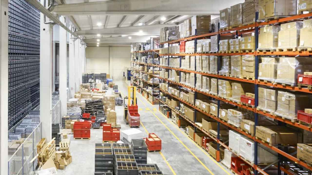 nterior de un almacén con estanterías, cajas y mercancía.