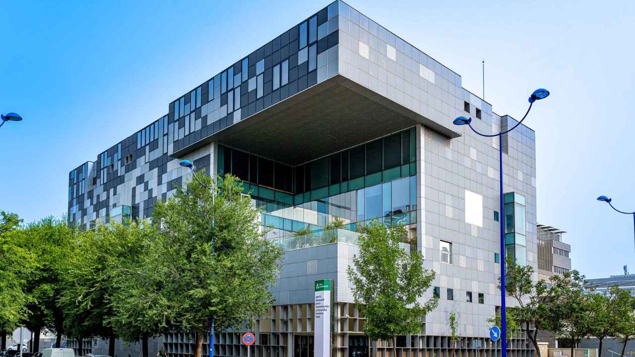 Profesional trabajando en las oficinas de Andalucía TRADE en Sevilla