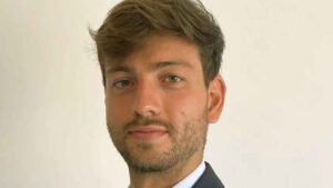 Andrés Millán, abogado, explica qué enseñará a su hijo para que pueda comprar una casa mientras la vivienda sube un 12,2%