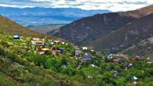 Un antiguo pueblo abandonado de León es hoy una ecoaldea con energía renovable y reglas propias