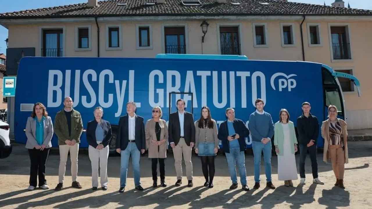 Representantes del PP de Castilla y León junto a un autobús durante un acto sobre movilidad