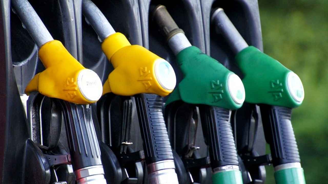 Surtidores de gasolina y diésel relacionados con la ayuda directa al combustible para transportistas
