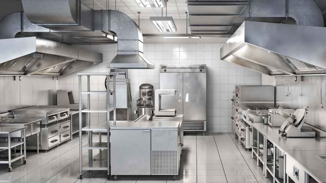 Equipos de cocina industrial en un establecimiento de hostelería