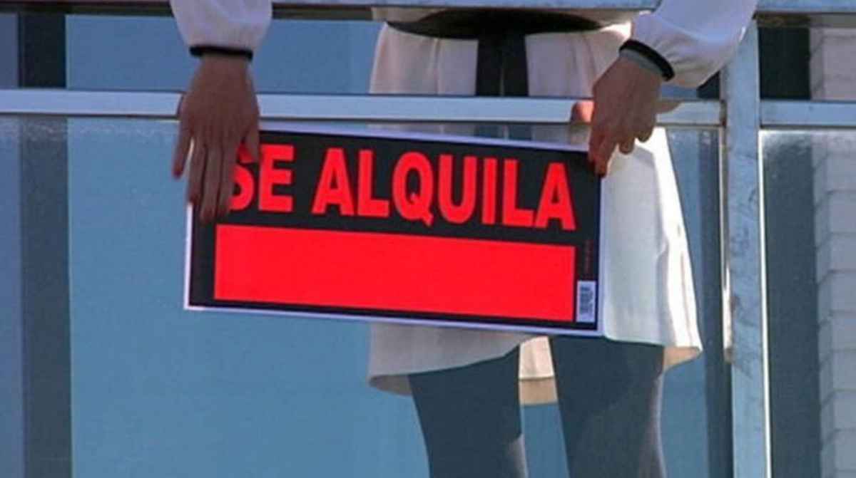 Cartel de Se alquila en una vivienda, relacionado con las ayudas de Vivienda Joven en Zamora