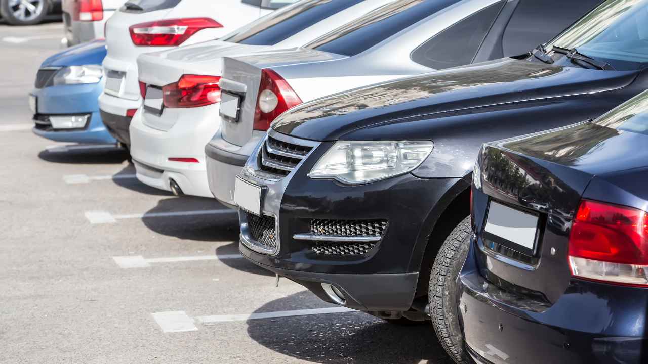 Coches de distintos tamaños aparcados en una zona de estacionamiento regulado