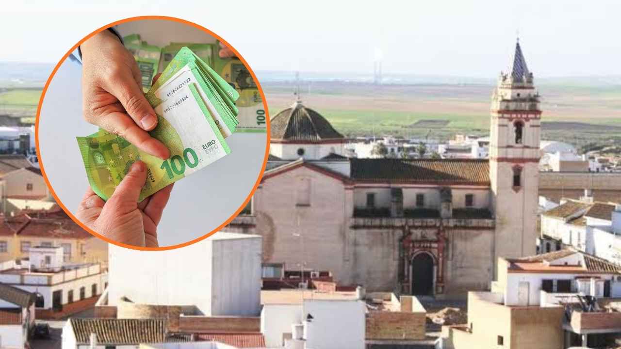 Vista de Aznalcóllar junto a billetes de euro por las ayudas municipales por nacimiento