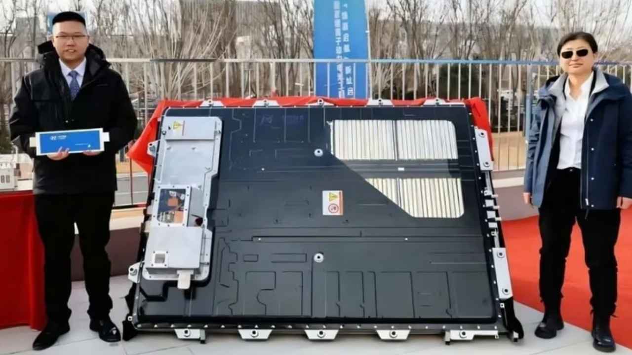 Batería de litio de gran formato presentada en China junto a dos representantes