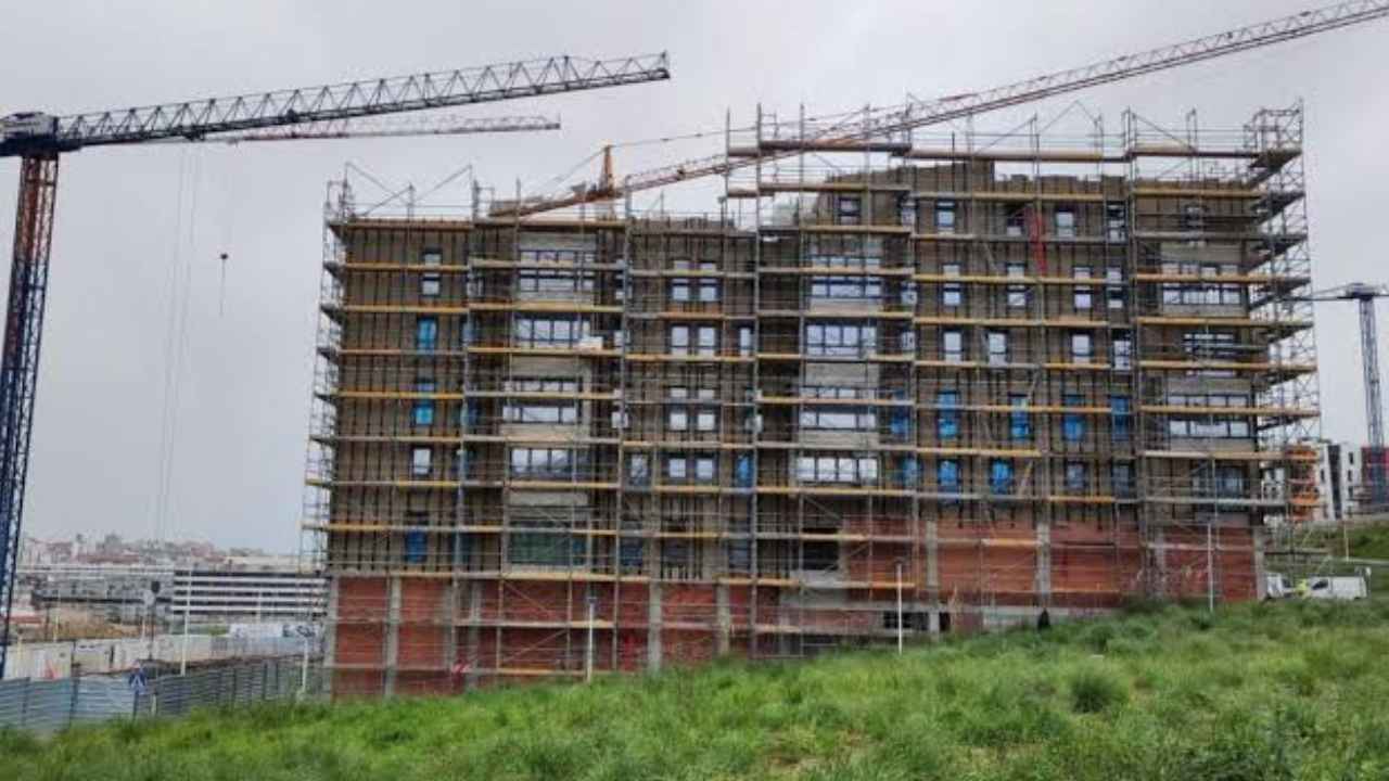 Edificio de viviendas en construcción con grúas y andamios