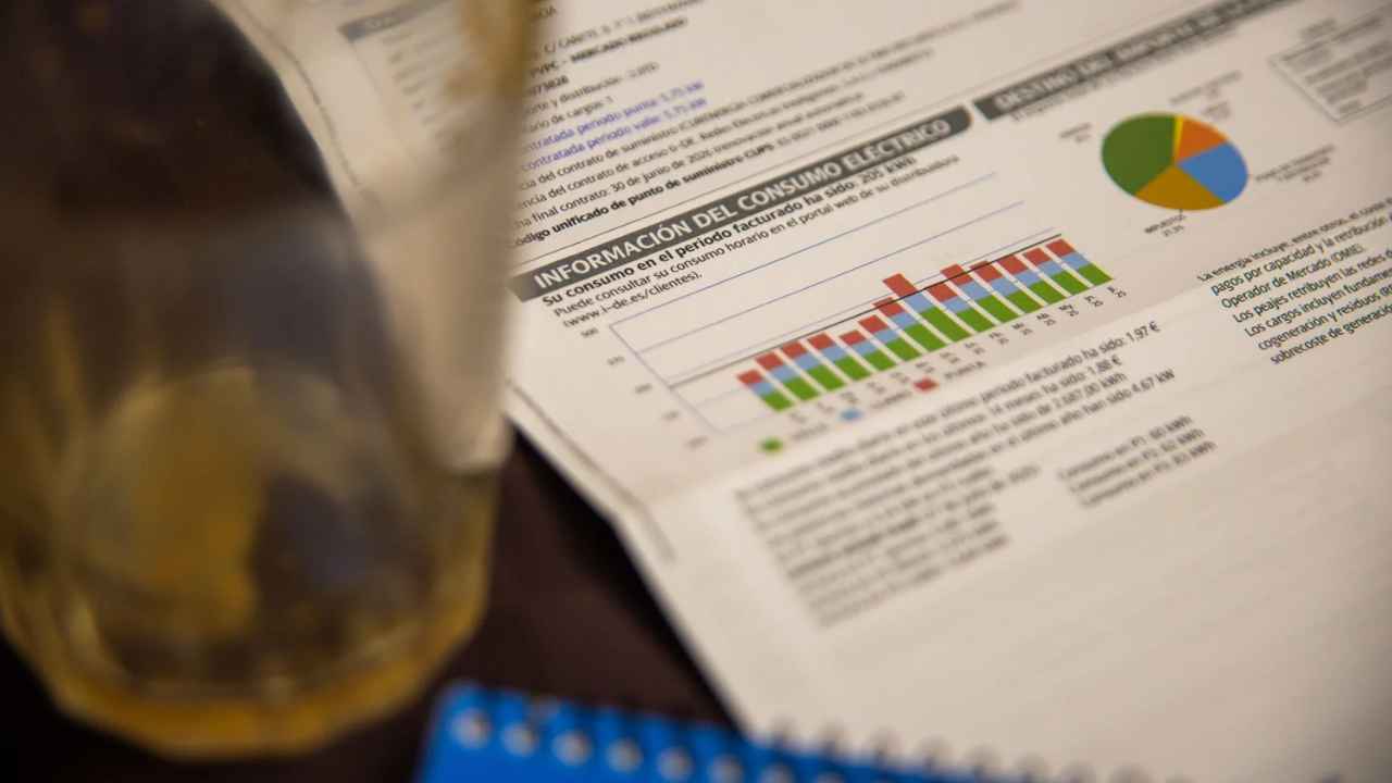 Factura de electricidad con gráficos sobre el consumo eléctrico por horas