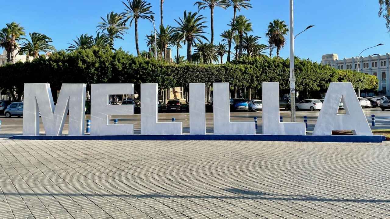 Letras de Melilla junto al paseo con palmeras en la ciudad autónoma