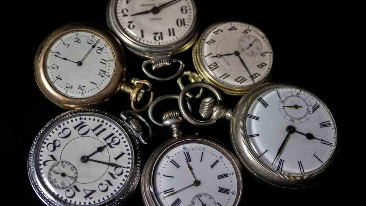 Varios relojes antiguos durante el cambio de hora en España