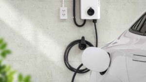 Un cargador eléctrico puede instalarse sin permiso de los vecinos aunque el cable pase por zonas comunes