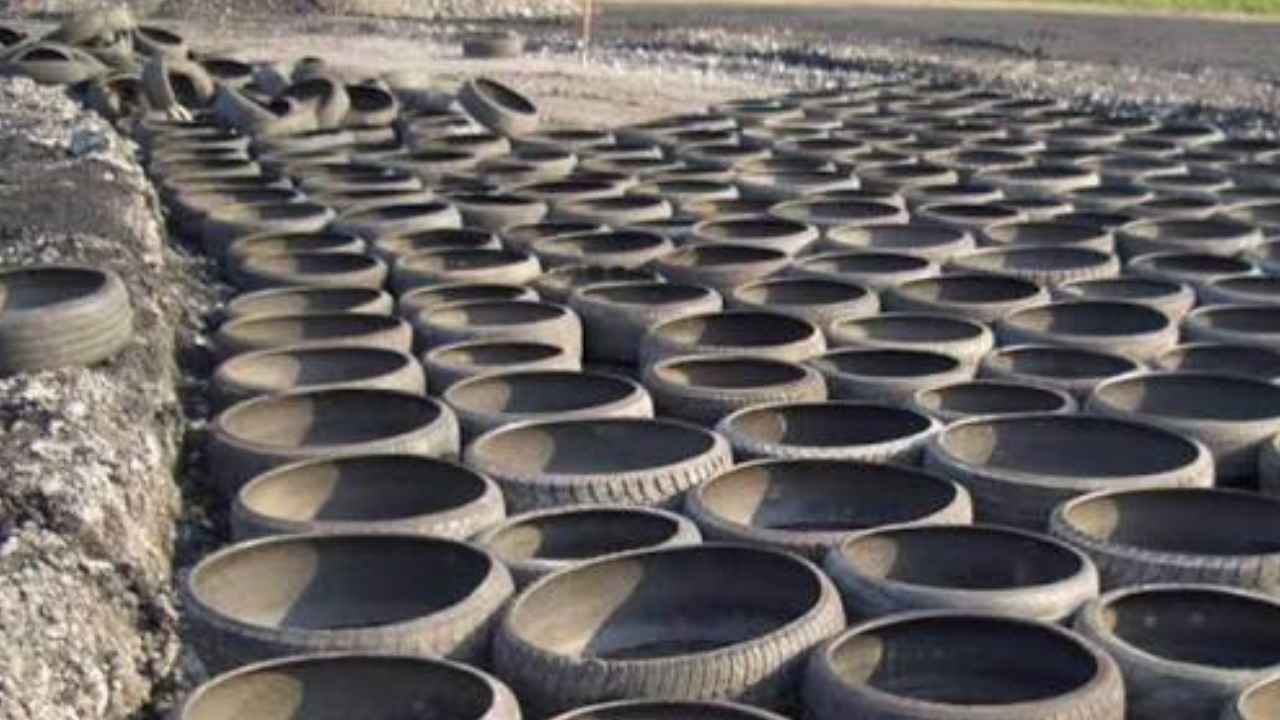 Neumáticos colocados bajo la base de una carretera como sistema de aislamiento contra las heladas