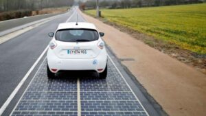 Francia probó una carretera solar de 5 millones y descubrió que el asfalto era un mal lugar para producir electricidad
