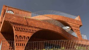 Una casa de 650 m² se inspira en un hormiguero para combatir el calor extremo