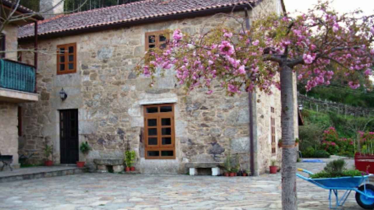 Casa de piedra en Pontevedra con patio, árboles y zona exterior