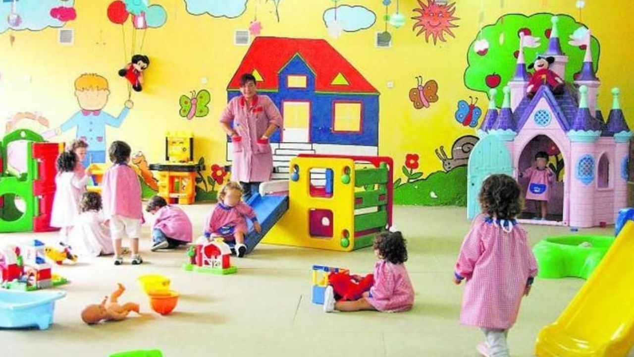 Niños jugando en el interior de una escuela infantil o guardería