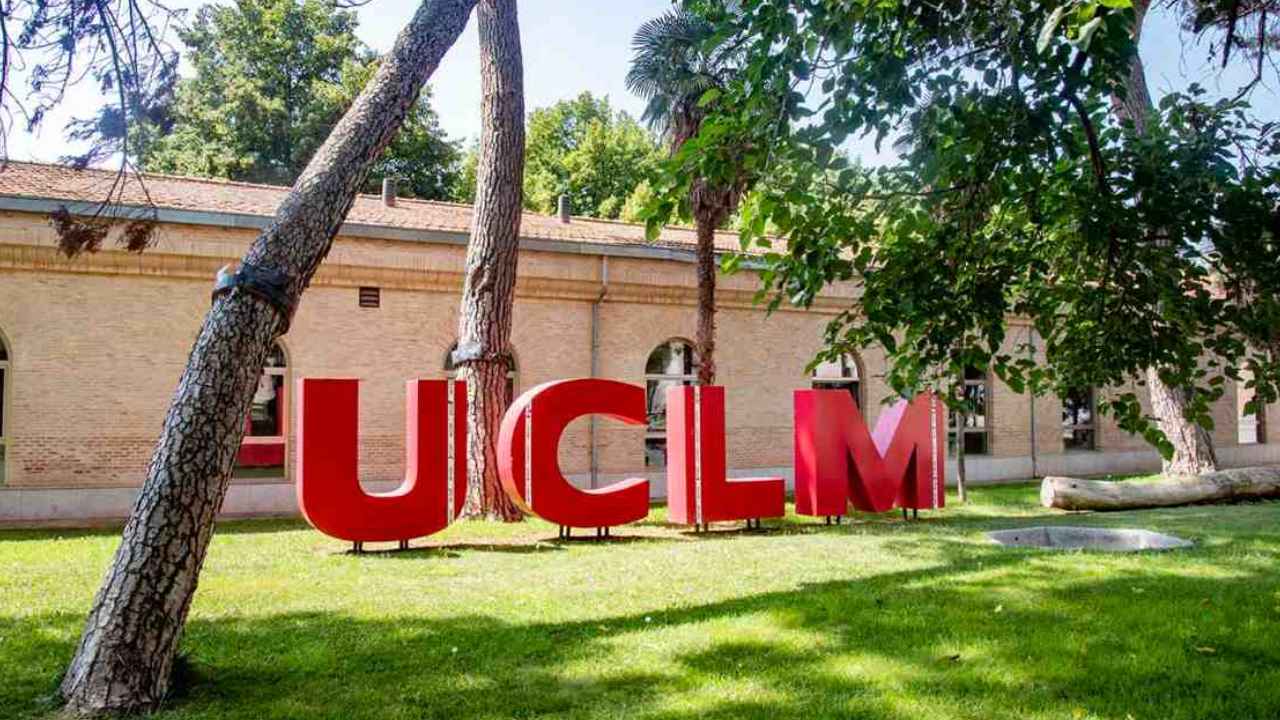 Campus de la UCLM con las letras de la Universidad de Castilla-La Mancha en primer plano