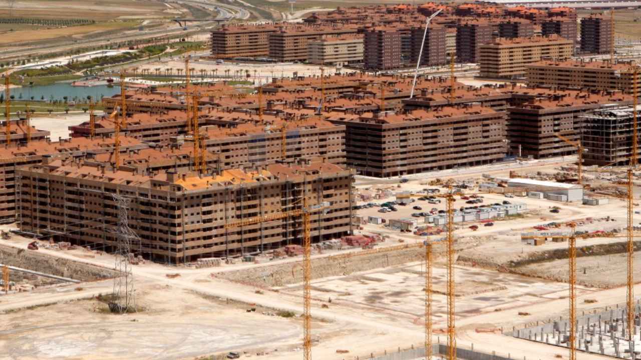 Promoción de viviendas en construcción en España con varios edificios y grúas