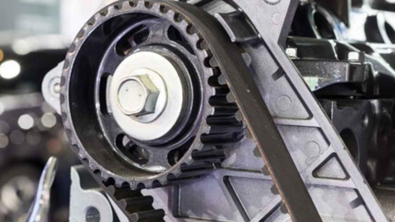 Correa de distribución instalada en el motor de un coche