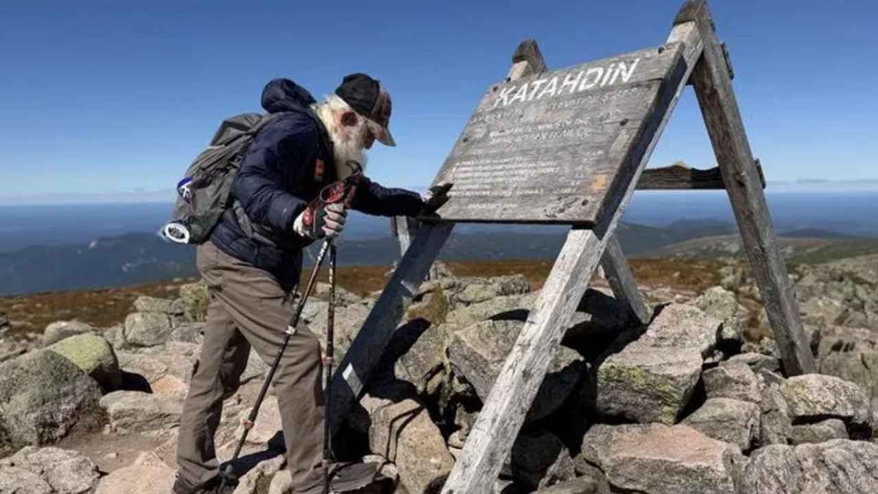 Dale Sanders junto al cartel del Monte Katahdin tras completar el Sendero de los Apalaches