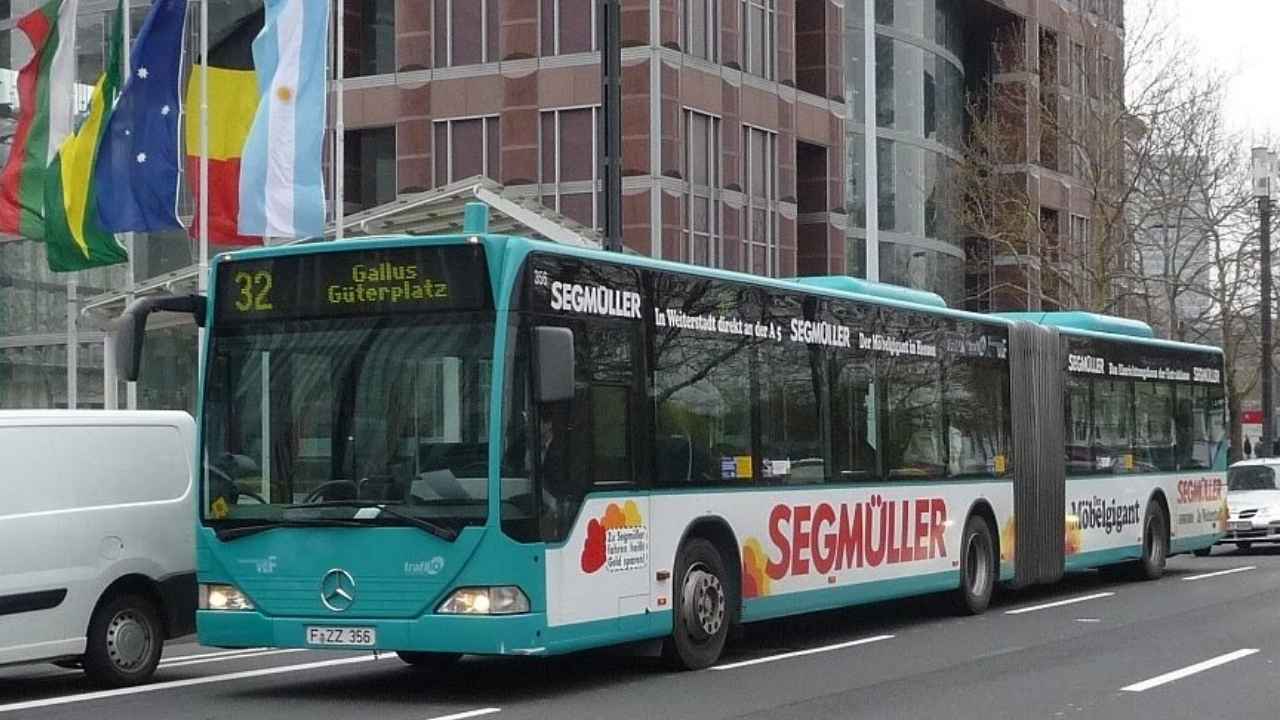Autobús urbano circulando por una calle de Alemania