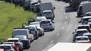La DGT cambia desde octubre cómo deben apartarse los coches cuando se acerca una ambulancia