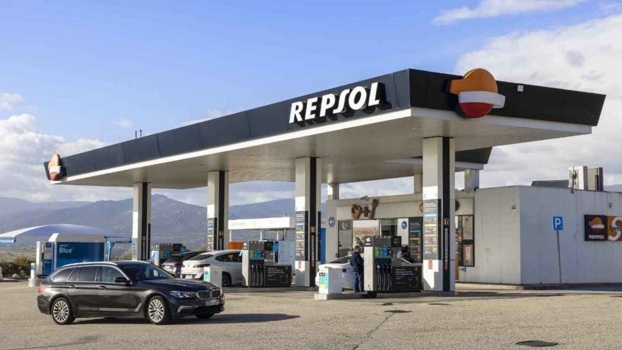 Gasolinera Repsol con varios surtidores y vehículos junto a la zona de repostaje