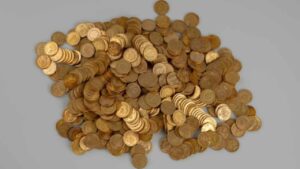 Dos excursionistas encuentran una lata oxidada con oro puro en su interior en moendas valoradas en 300.000 euros