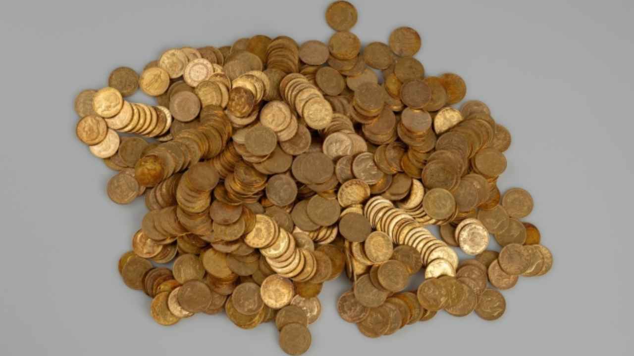 Casi 600 monedas de oro encontradas por dos excursionistas en República Checa
