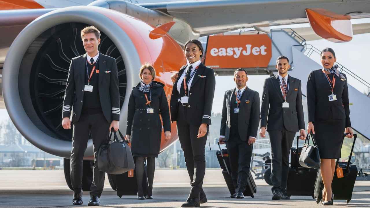 Pilotos y tripulantes de easyJet junto a un avión de la compañía