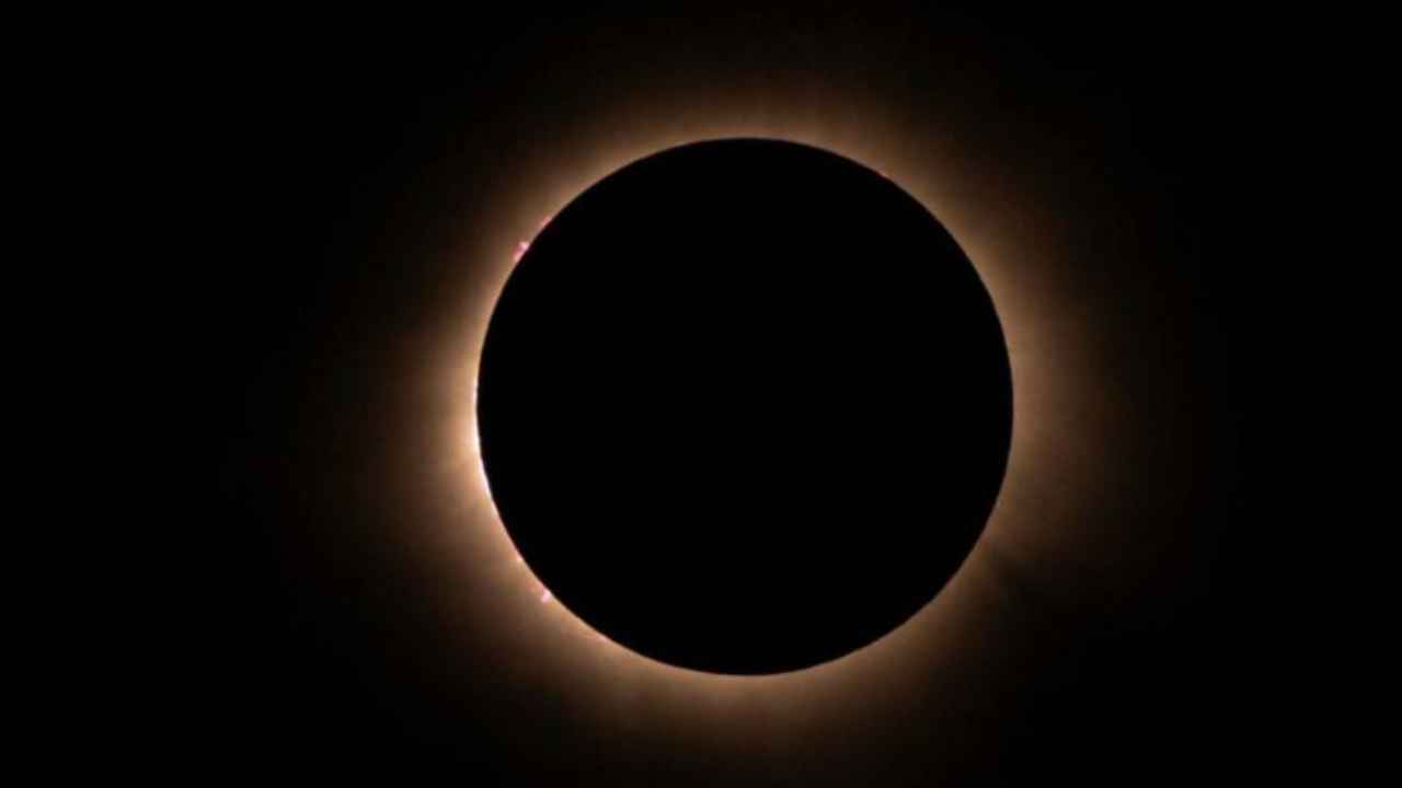Eclipse solar total con la Luna cubriendo el Sol y la corona visible