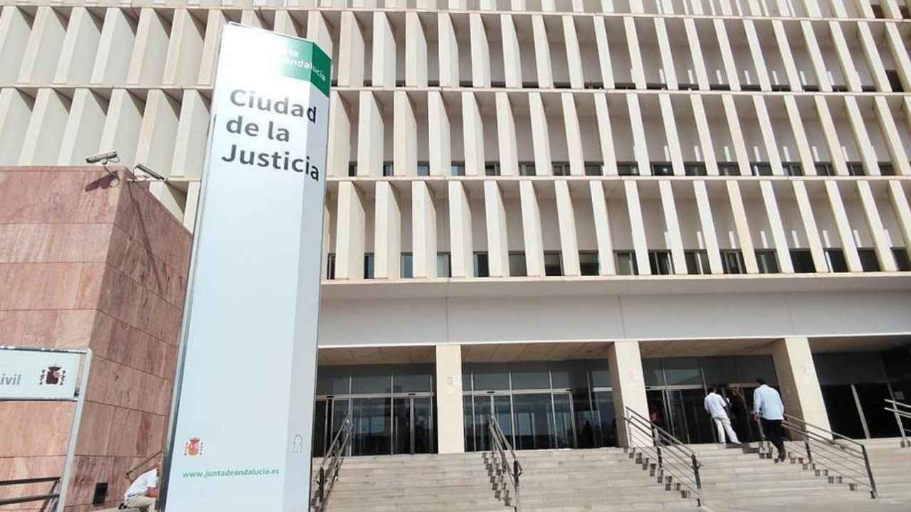 Sede de la Ciudad de la Justicia de Málaga con las banderas de Andalucía, España y la Unión Europea