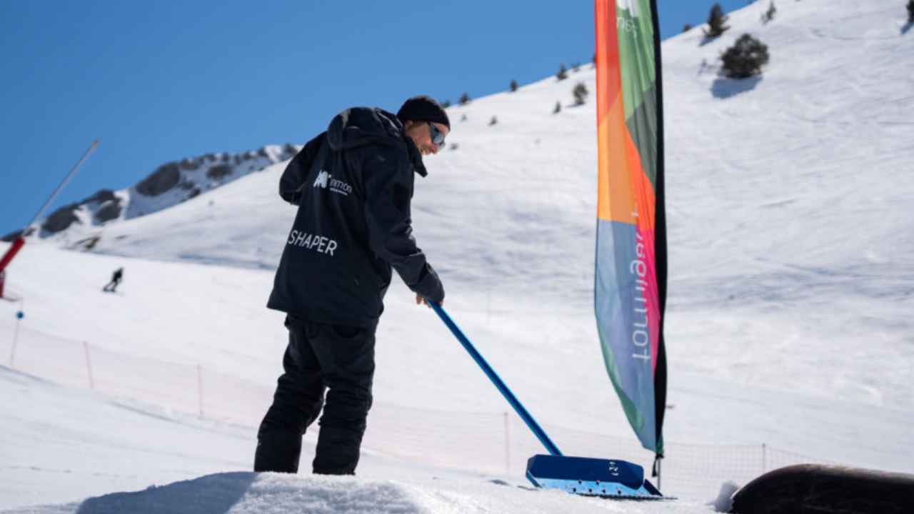 Trabajador de Aramón preparando una pista de esquí durante la temporada de invierno
