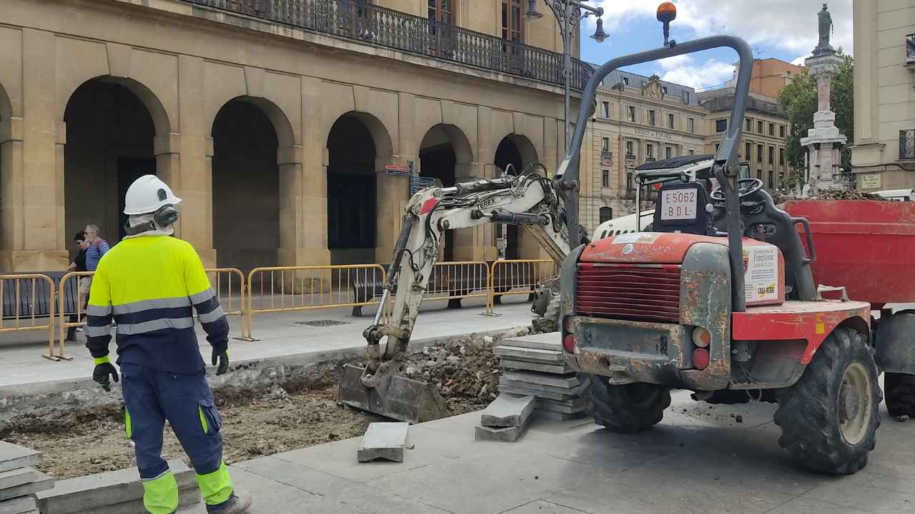 Trabajadores municipales realizando labores de reconstrucción tras un temporal