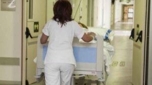 Una enfermera alegó 304 horas extra y turnos de 12 horas pero el TSJ no considera probado el incumplimiento grave