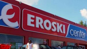 Eroski deberá pagar 22.125 euros a una trabajadora que cayó por un escalón sin goma antideslizante