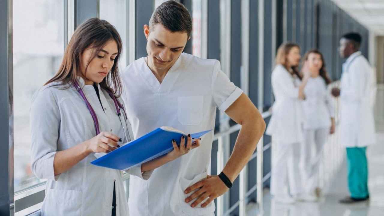 Profesionales sanitarios durante un cambio de turno en un hospital público