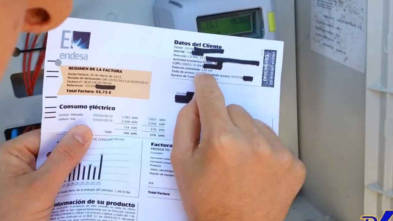 Persona revisando una factura de la luz en una vivienda