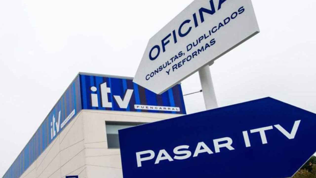 Estación de ITV con cartel de acceso para pasar la inspección técnica de vehículos