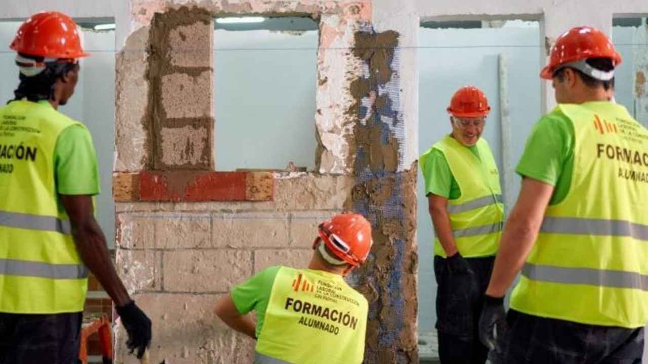 Alumnos realizan formación en construcción con cascos y chalecos de seguridad