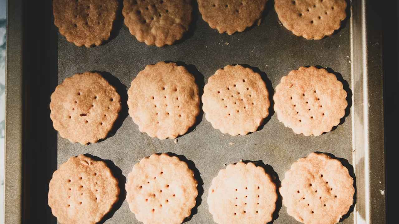 Galletas redondas colocadas en una bandeja de horno.