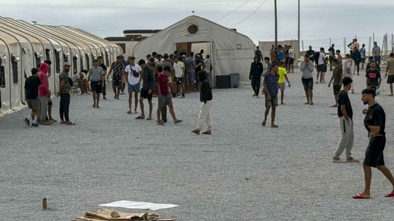 Migrantes en instalaciones provisionales de Ceuta durante la crisis que motivó las ayudas económicas.
