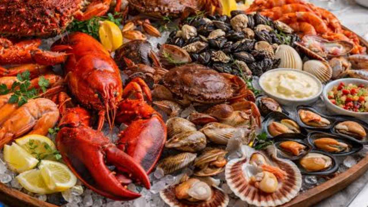Mariscada con bogavante, cangrejos, mejillones y otros mariscos servidos sobre hielo