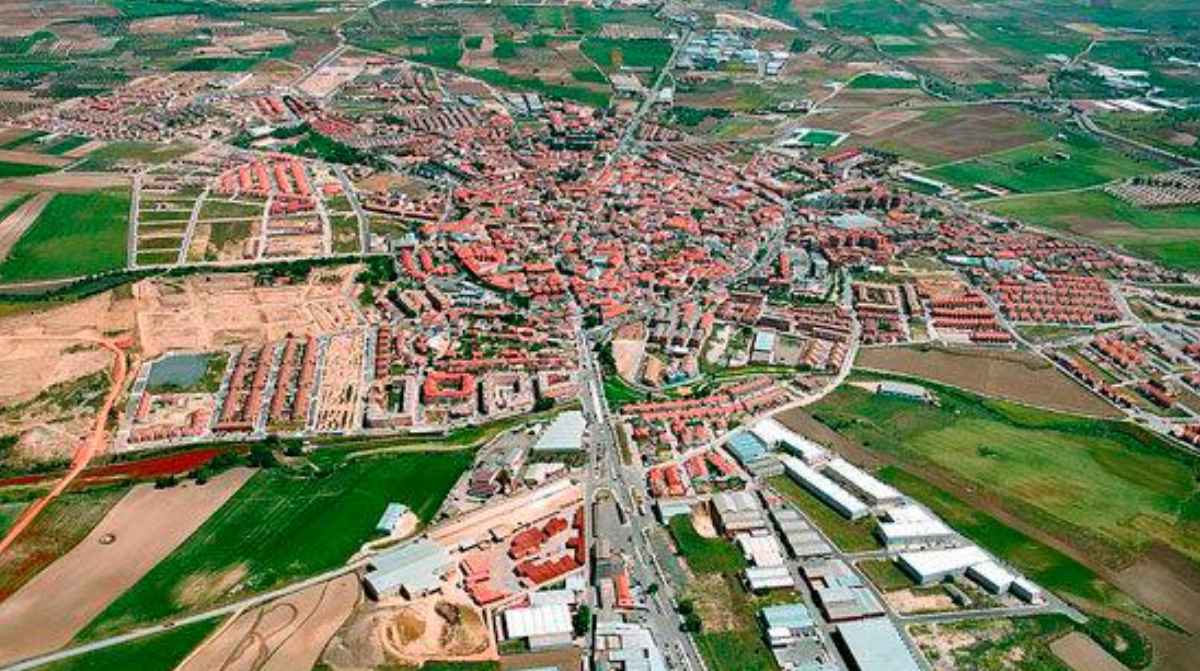 Vista aérea de Illescas con zonas residenciales, industriales y campos