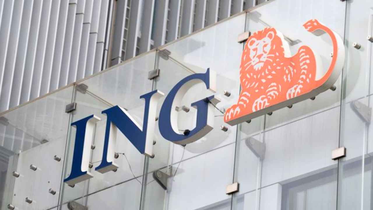 Logo de ING en la fachada de una oficina bancaria