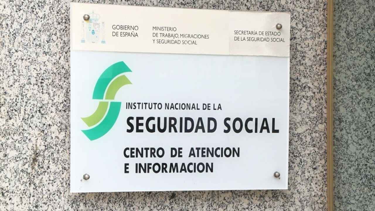 Placa del Instituto Nacional de la Seguridad Social en un centro de atención del INSS