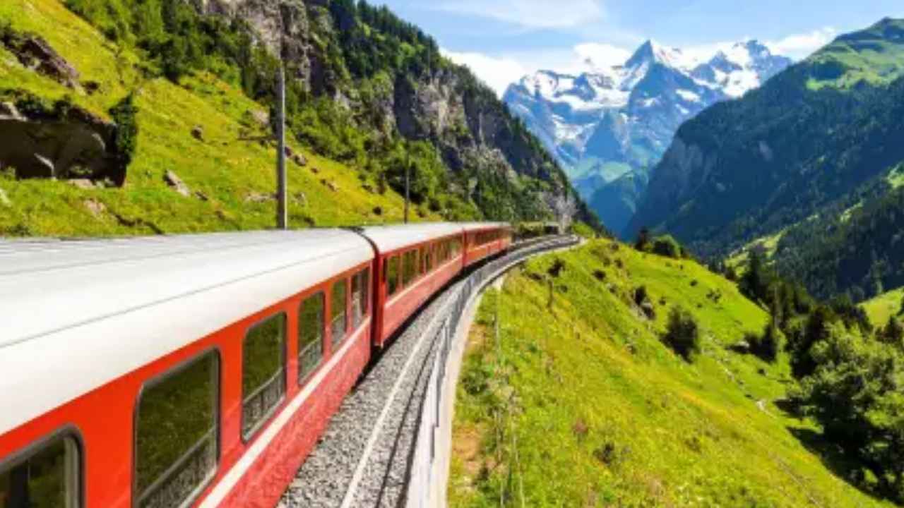Tren recorriendo un paisaje de montaña en Europa durante un viaje en Interrail